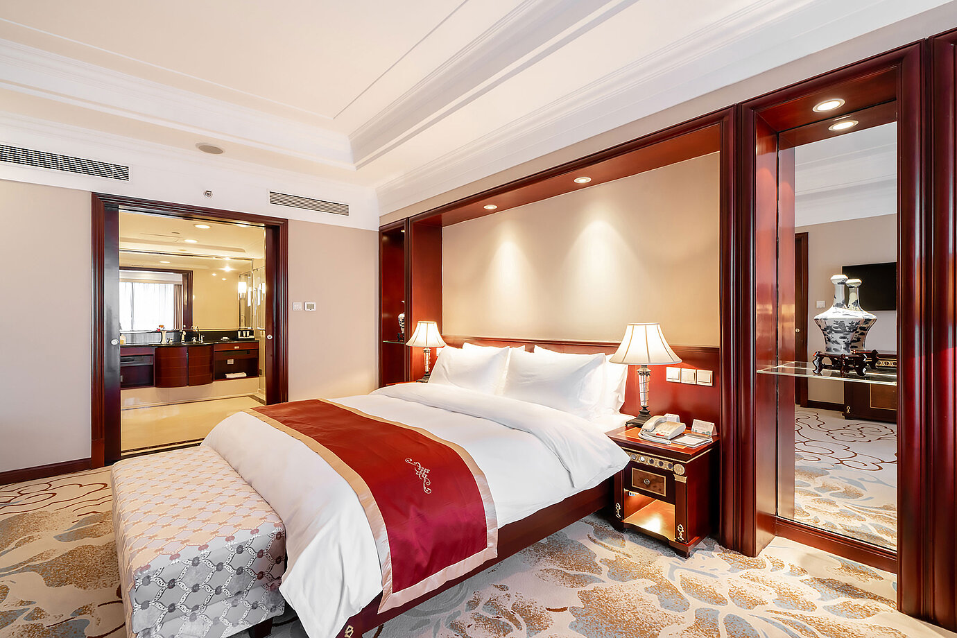 經典客房配備特大床、暖色燈光、典雅木質傢俱，並設有直通浴室的獨立衛浴空間