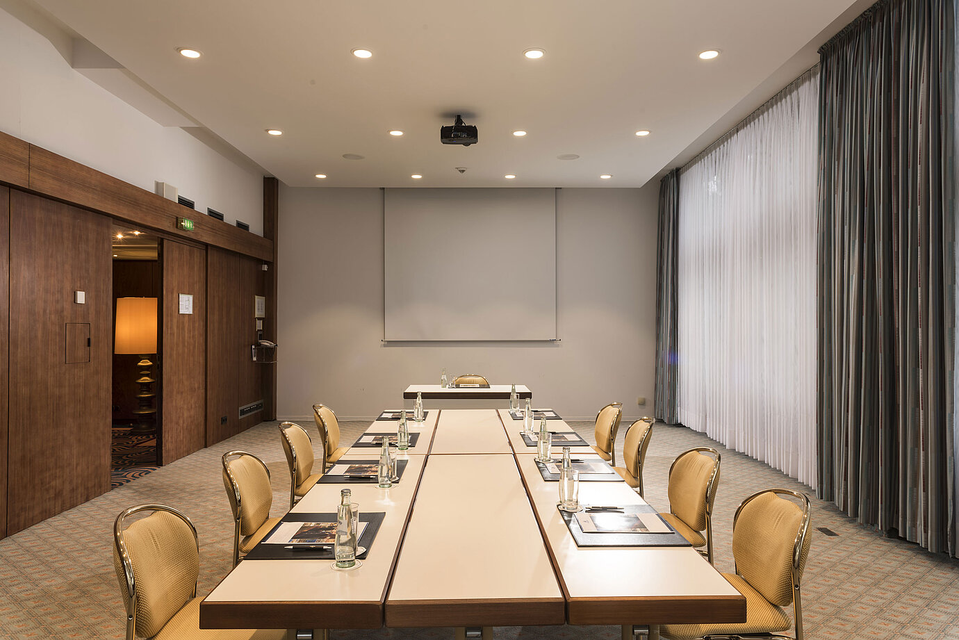 "Salon Bonn" conference room at Maritim Seehotel Timmendorfer Strand with meeting table, natural light, and screen.