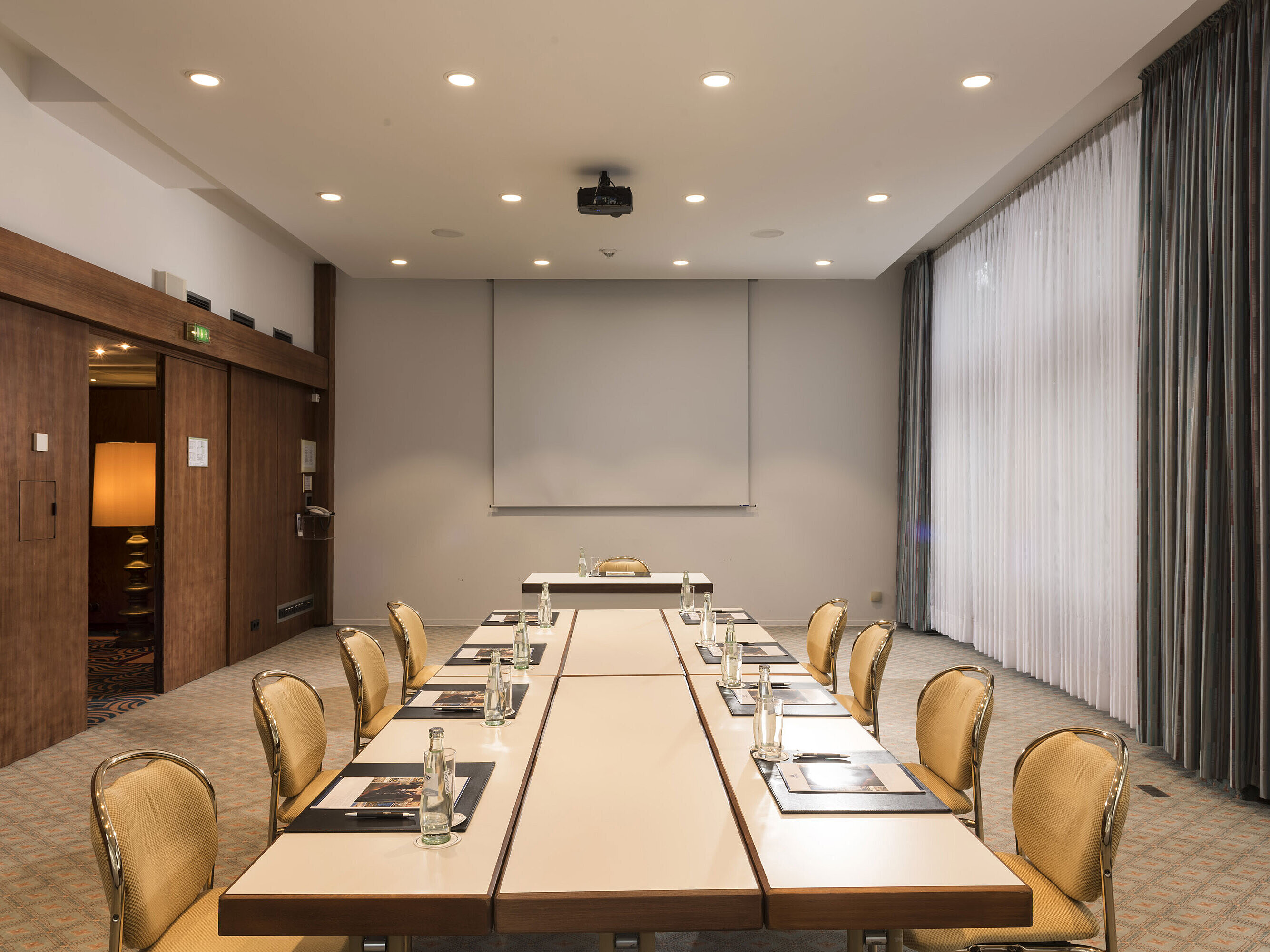 "Salon Bonn" conference room at Maritim Seehotel Timmendorfer Strand with meeting table, natural light, and screen.