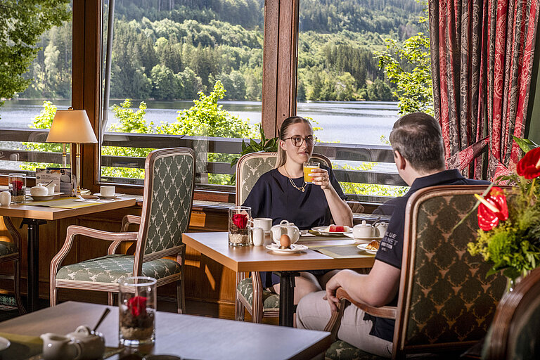 Guests enjoying breakfast with lake view at the restaurant of Maritim Hotel Titisee