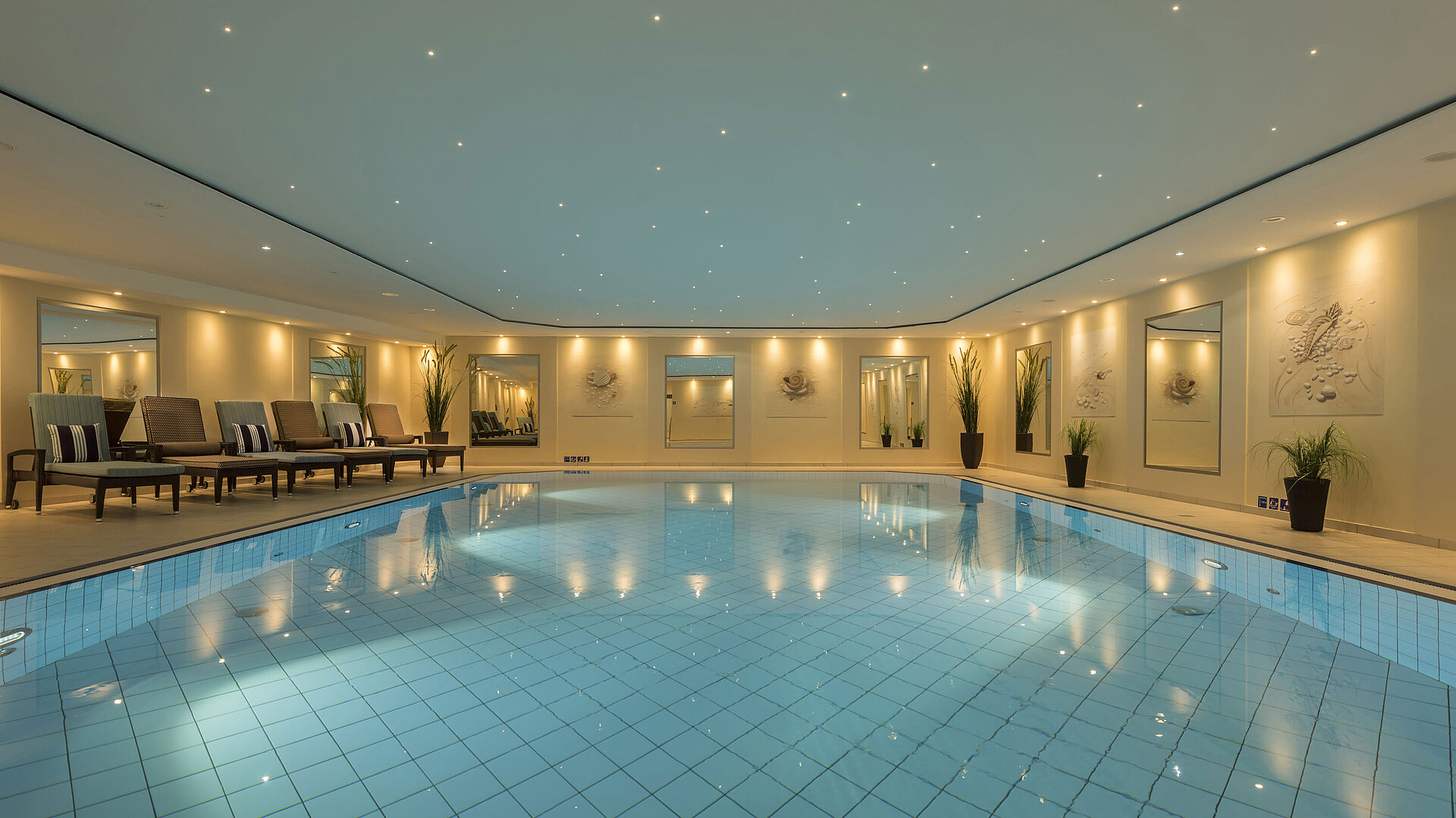 Elegant indoor pool at the wellness area of Maritim Hotel Königswinter with a relaxing atmosphere.