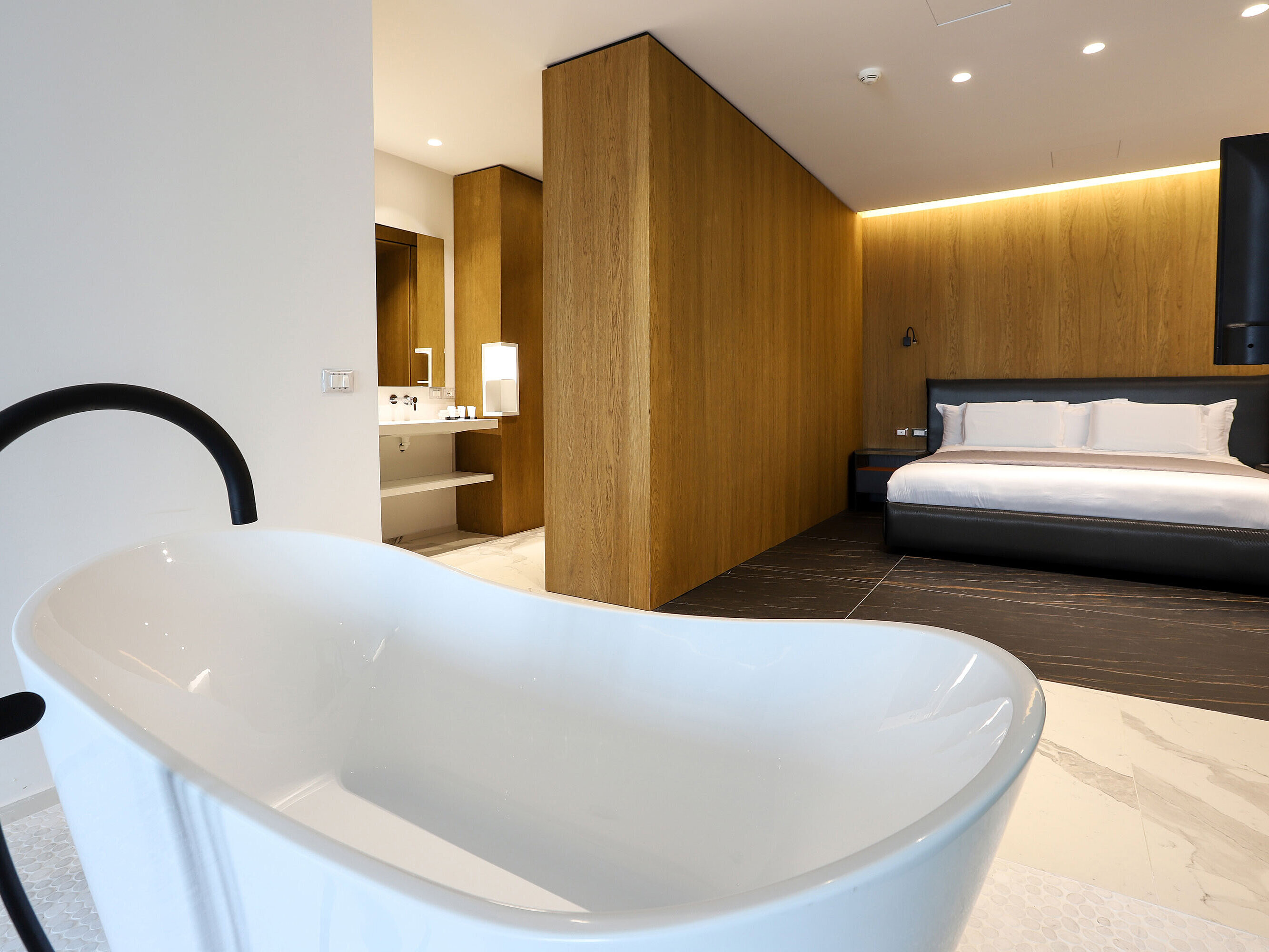 Luxury suite at Maritim Resort Marina Bay with freestanding bathtub and modern bedroom