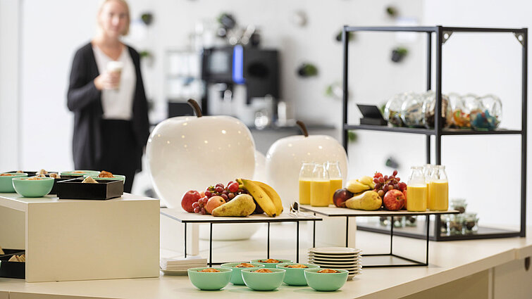 Conference break at Maritim Hotel Frankfurt with healthy snacks, fresh fruit, and juice in a relaxed lounge atmosphere.