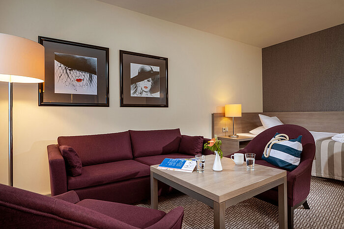 Cosy seating area in the Classic Family Room at Maritim Hotel Königswinter with sofa, armchairs and coffee table.
