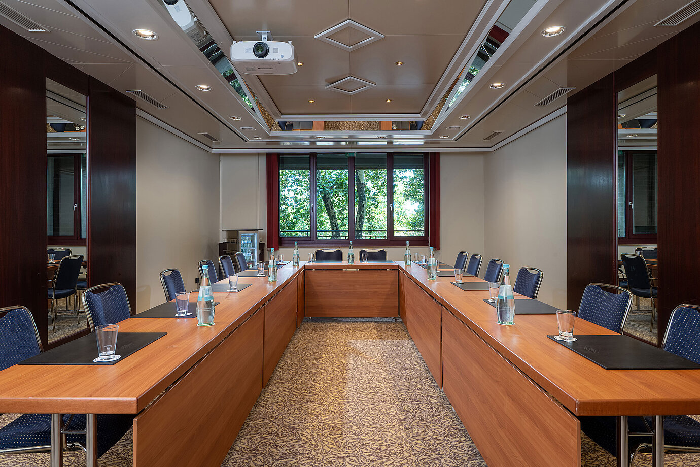 Bright conference room at Maritim Hotel Köln with U-shaped seating and modern equipment