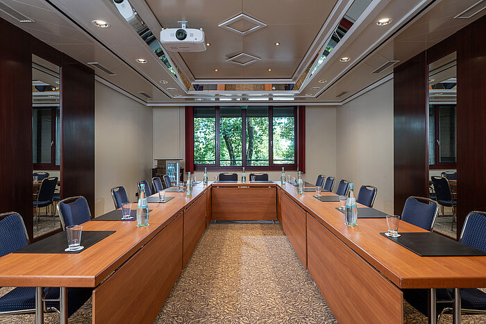 Bright conference room at Maritim Hotel Köln with U-shaped seating and modern equipment