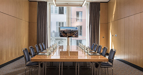 Salon I at Maritim proArte Hotel Berlin, conference room with natural light and modern conference technology.