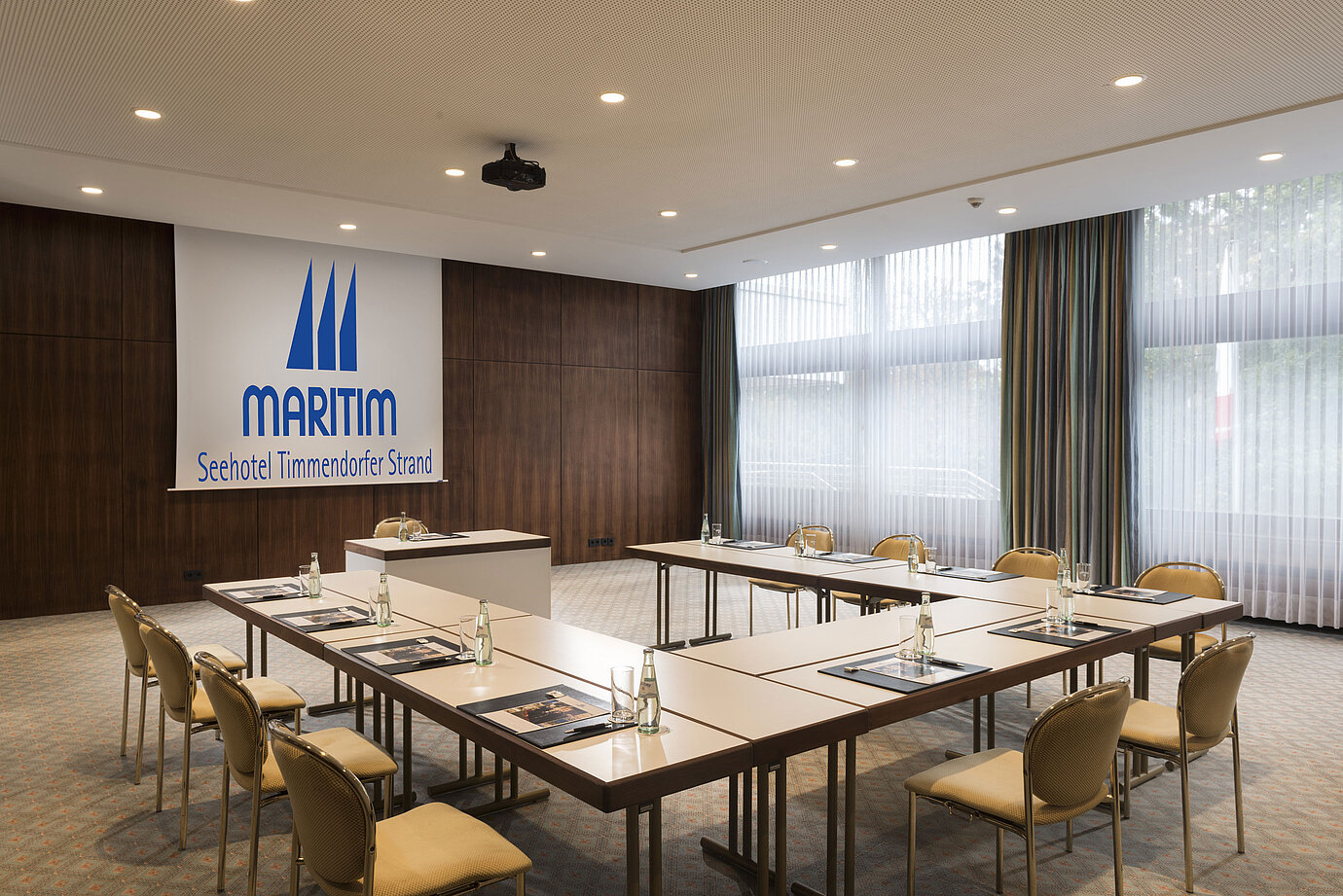 "Salon Köln" conference room at Maritim Seehotel Timmendorfer Strand with U-shaped seating and natural light.
