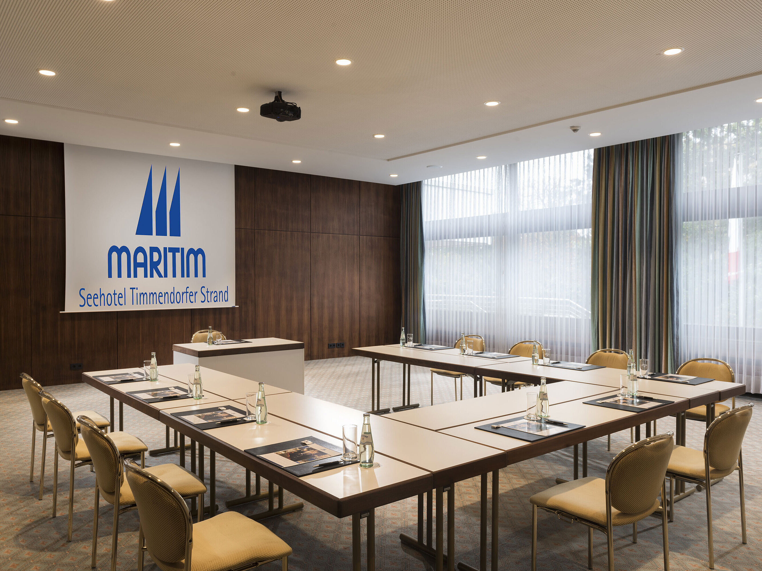 "Salon Köln" conference room at Maritim Seehotel Timmendorfer Strand with U-shaped seating and natural light.