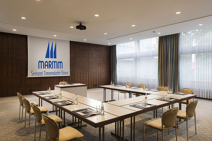 "Salon Köln" conference room at Maritim Seehotel Timmendorfer Strand with U-shaped seating and natural light.