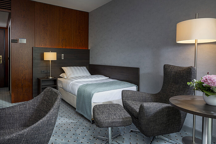 Superior single room at Maritim Hotel Bremen with modern design, comfortable chairs, and elegant lighting.