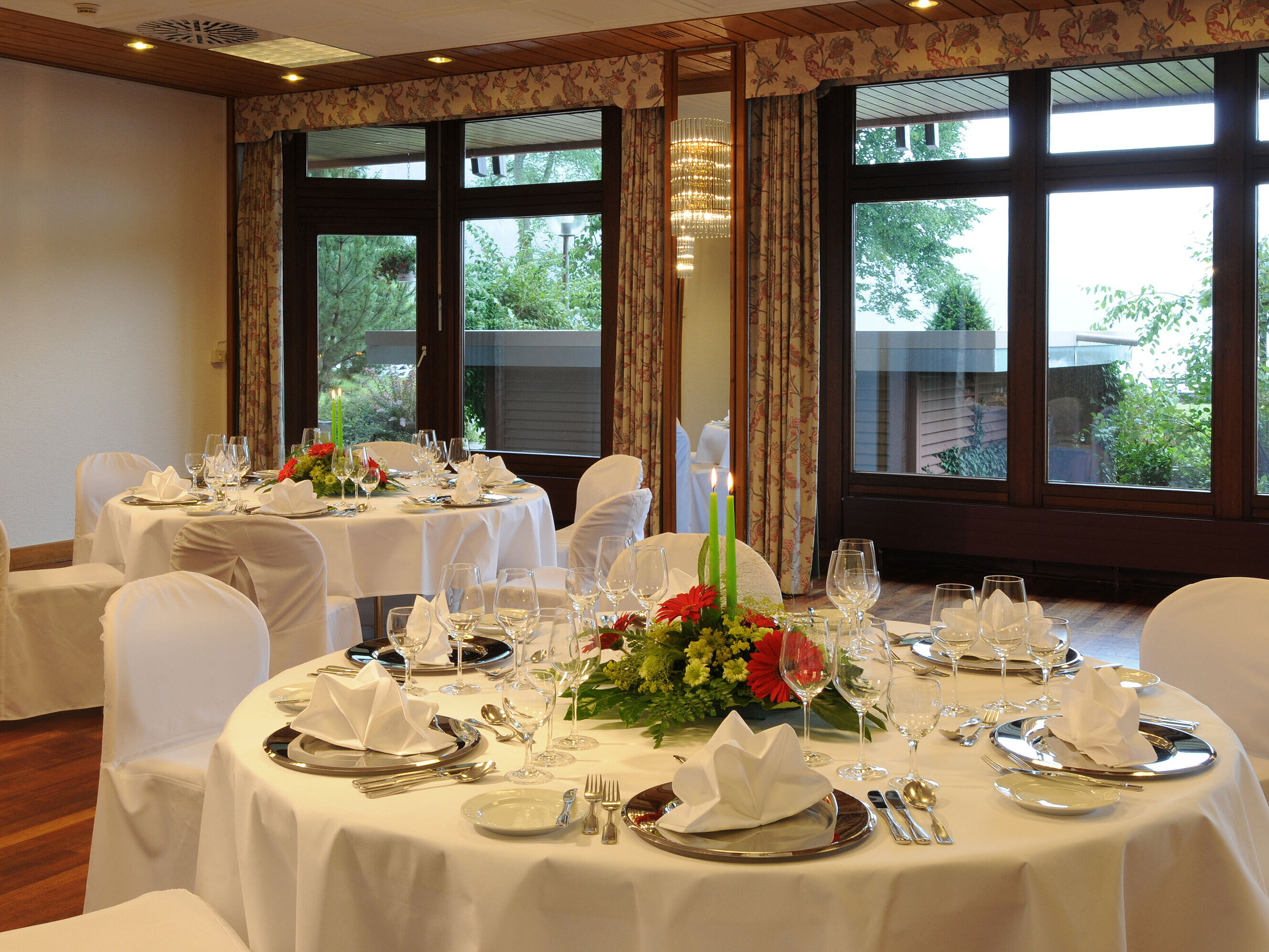 Close-up of a festively set table with floral decoration at Maritim Hotel Titisee