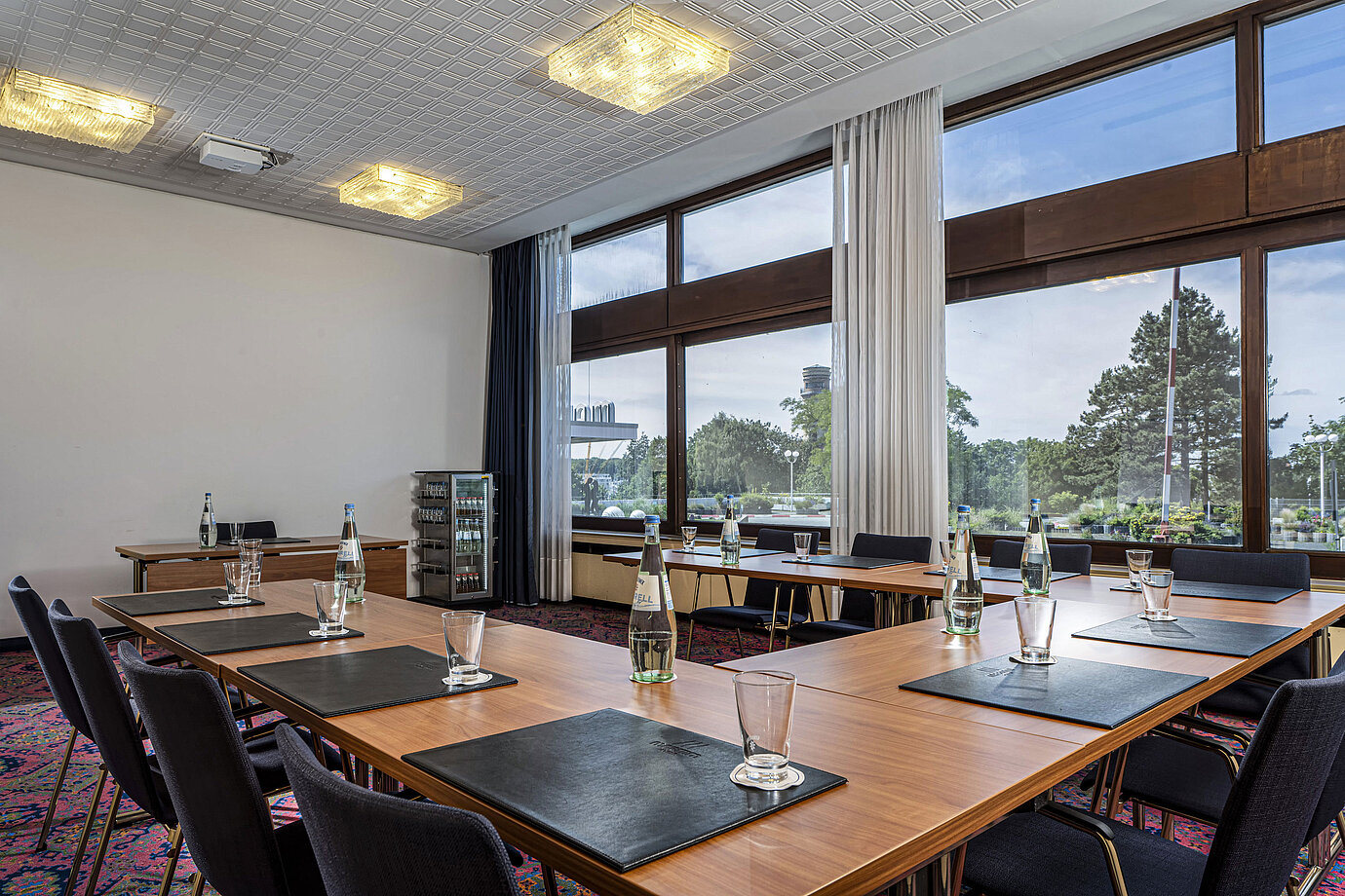 Conference room with large windows, daylight and U-shaped seating at Maritim Hotel Travemünde
