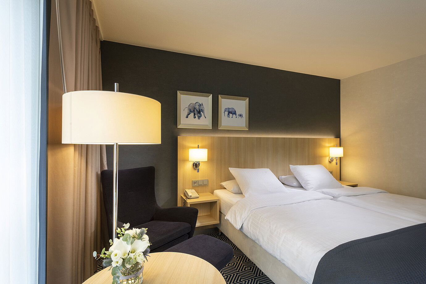 Bright comfort room at Maritim Hotel Würzburg with double bed and elephant artwork on the wall