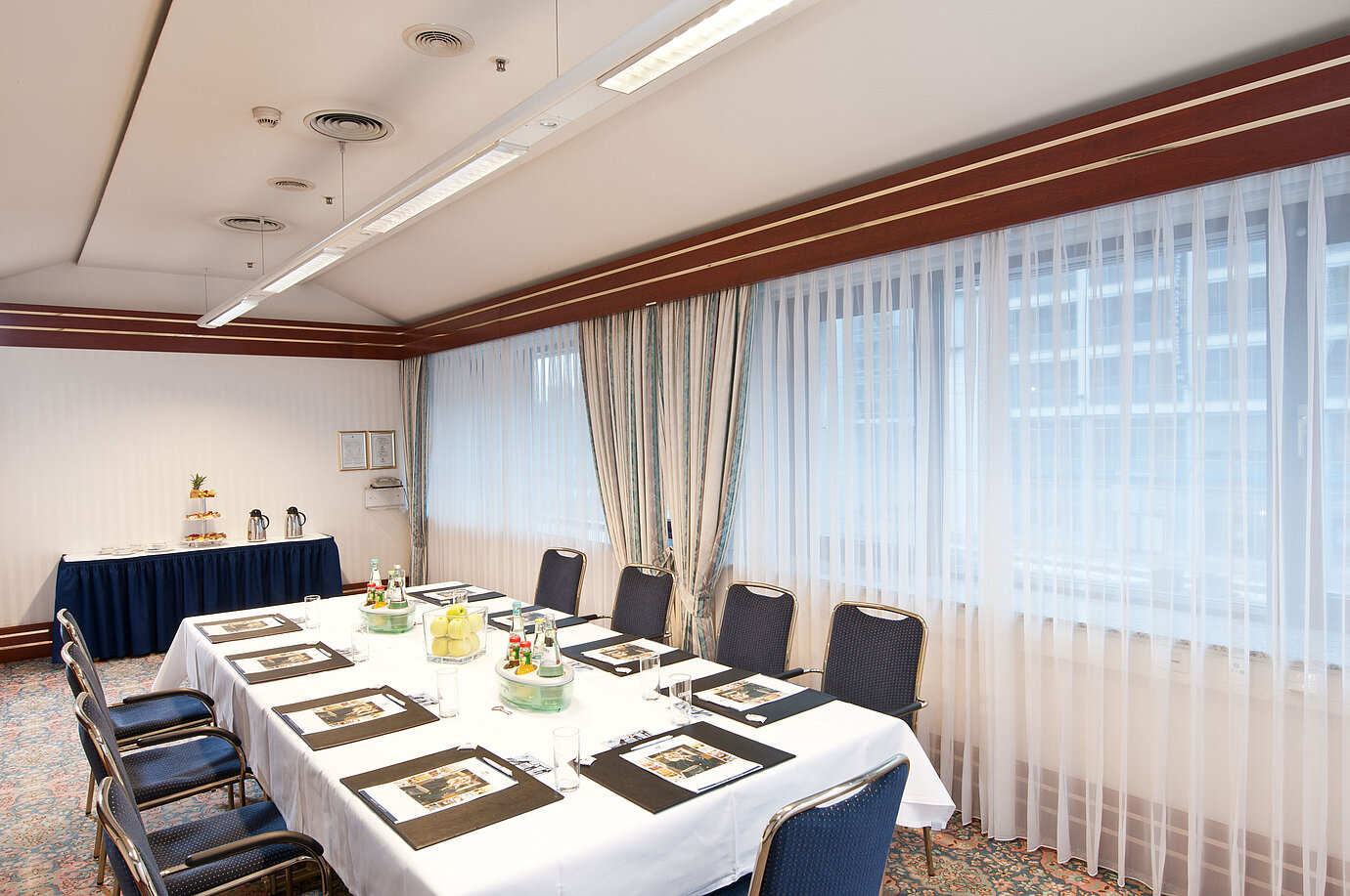 Elegant meeting room with natural light and coffee break setup at Maritim Hotel Magdeburg.