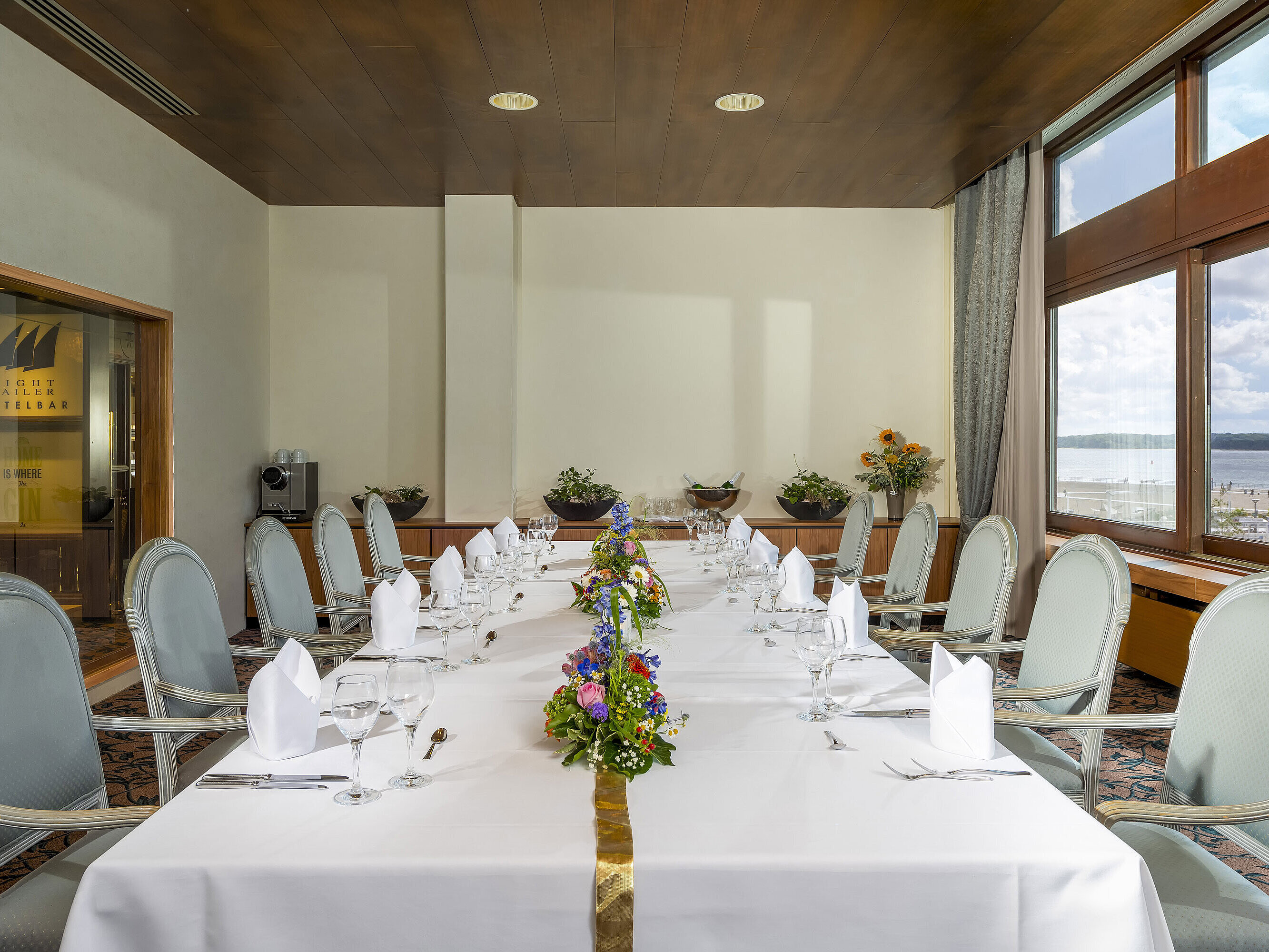 Elegantly set room at Maritim Hotel Travemünde with view of the Baltic Sea