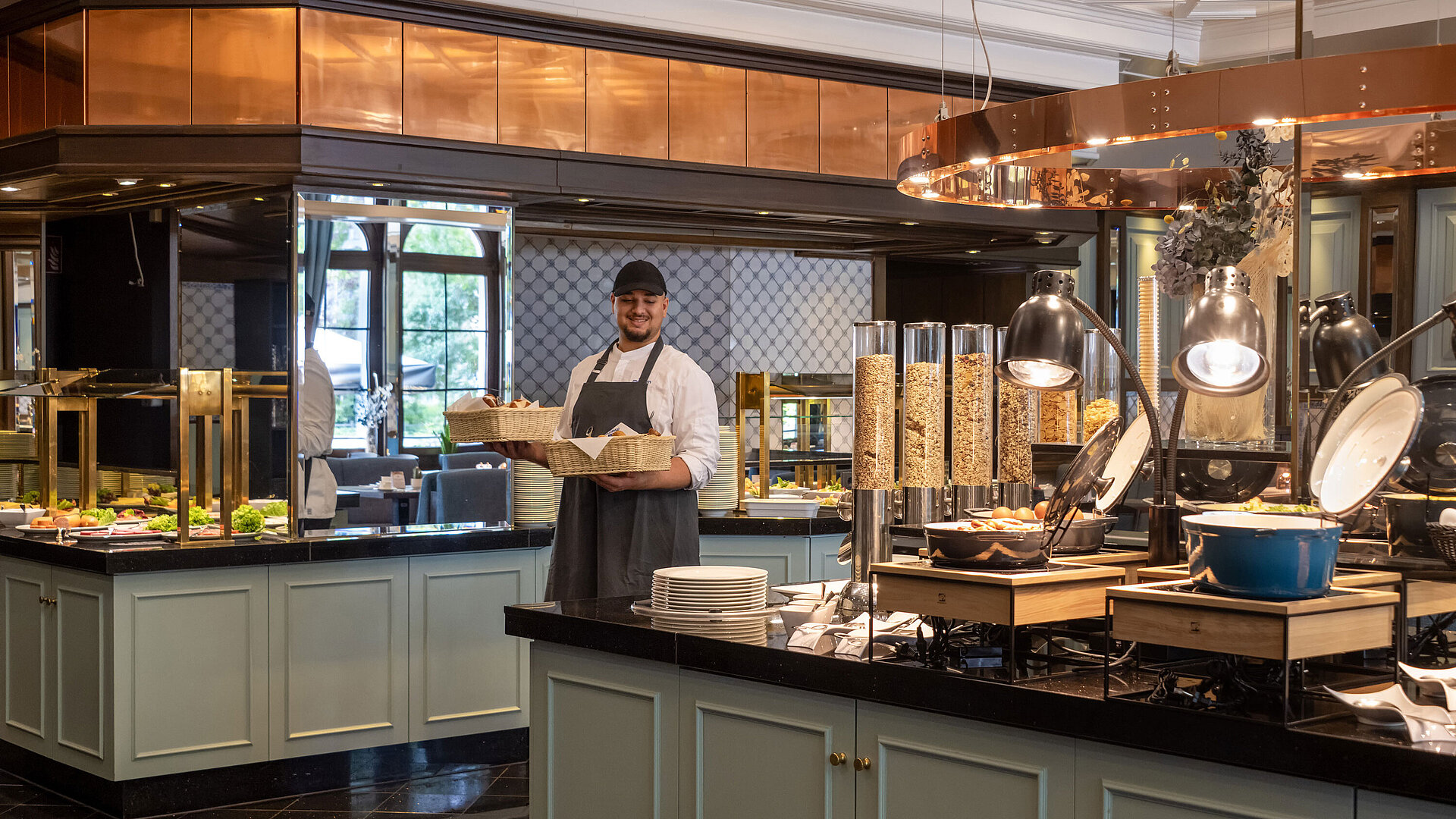 Staff member at the breakfast buffet in Restaurant Landgraf, Maritim Hotel Darmstadt, with fresh pastries
