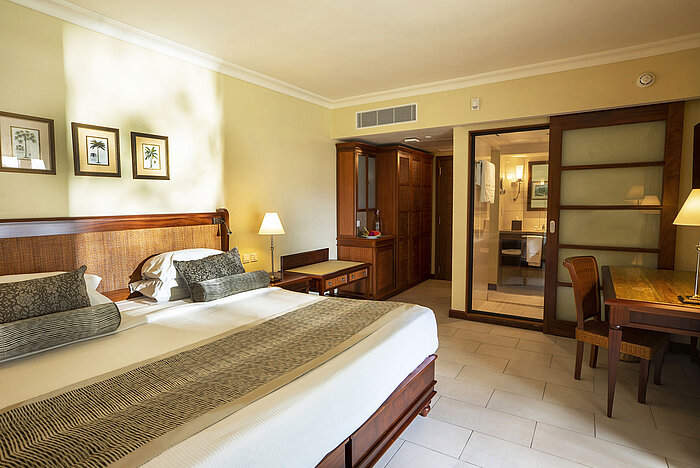 Spacious hotel room with wardrobe and direct access to the bathroom