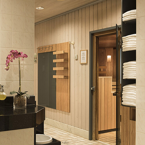Modern sauna area with sink and fresh towels at Maritim Hotel Ulm.