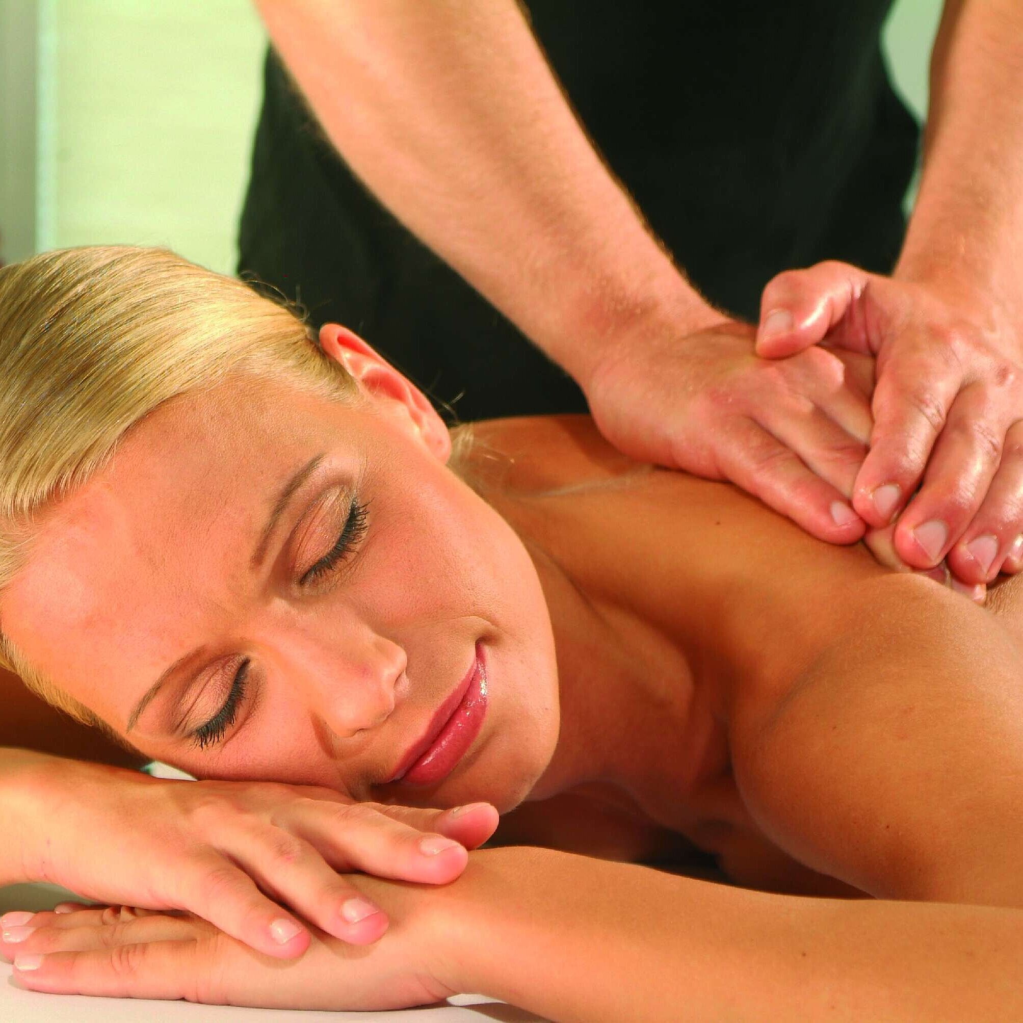 Woman enjoying a relaxing massage at the Maritim Hotel Timmendorfer Strand, wellness and relaxation in a soothing atmosphere.