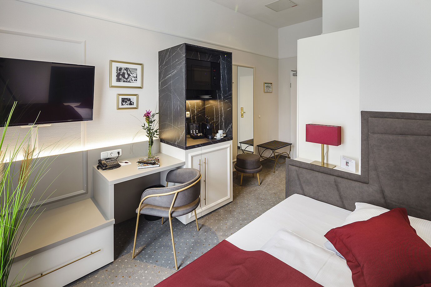Comfortable hotel room with double bed, desk and coffee machine at Hansa Hotel Wiesbaden