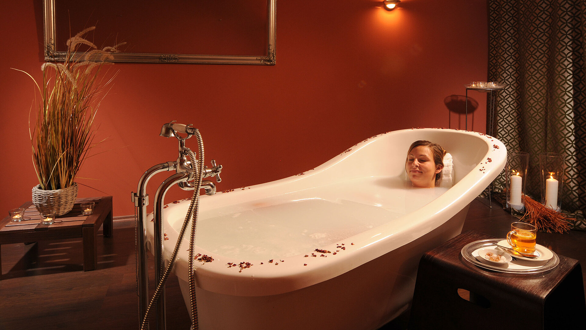 Relaxing bath in the spa tub at Maritim Hotel Bad Wildungen with candlelight and tea