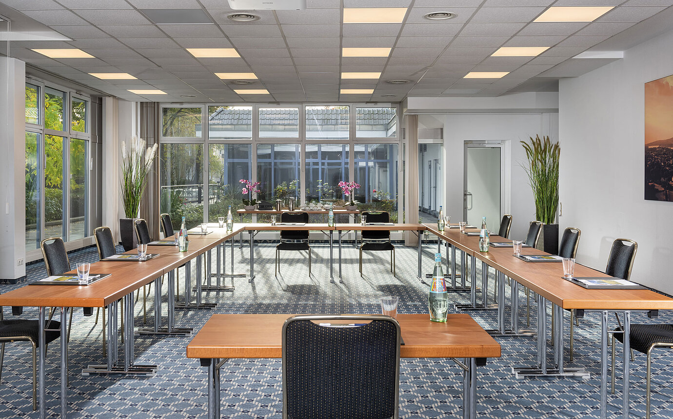 Bright conference room with large windows and courtyard view at the Maritim Hotel Königswinter.