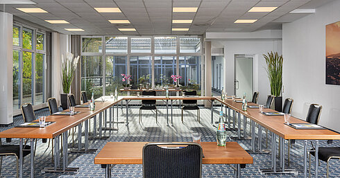 Bright conference room with large windows and courtyard view at the Maritim Hotel Königswinter.