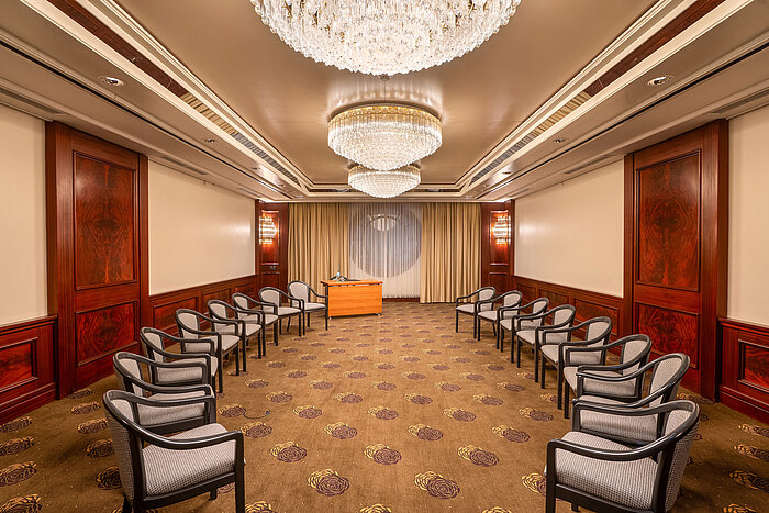 Conference room at Maritim Hotel Köln with circle of chairs and chandeliers