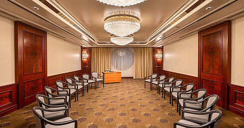 Conference room at Maritim Hotel Köln with circle of chairs and chandeliers