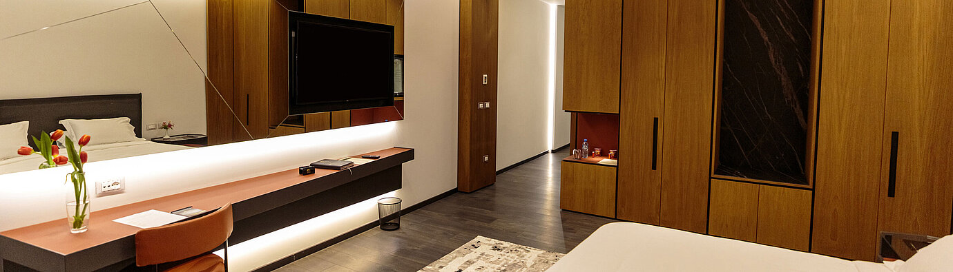 Elegant double room at Maritim Resort Marina Bay with large mirror, desk and warm lighting design