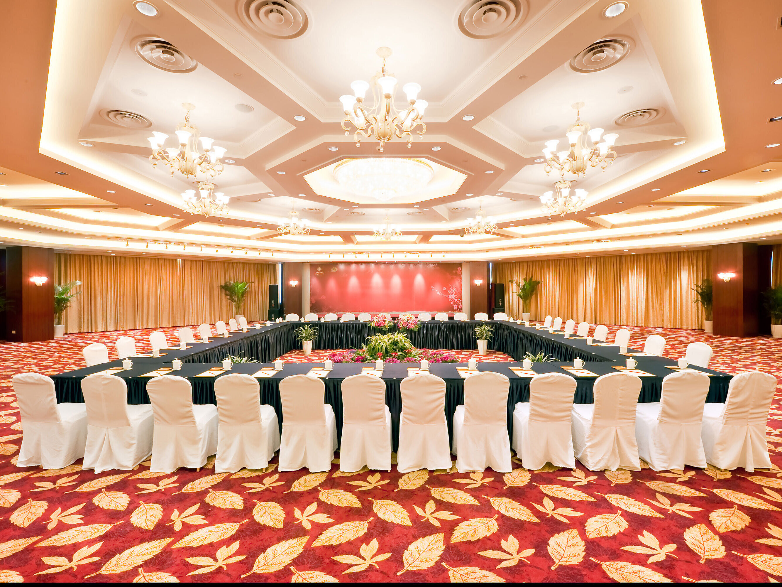 大型會議室採用U形佈局，配備典雅座椅與節慶氛圍照明，寬敞空間可完美承辦專業活動