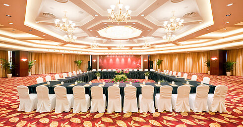 大型會議室採用U形佈局，配備典雅座椅與節慶氛圍照明，寬敞空間可完美承辦專業活動