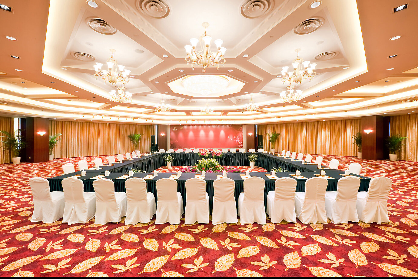 大型會議室採用U形佈局，配備典雅座椅與節慶氛圍照明，寬敞空間可完美承辦專業活動
