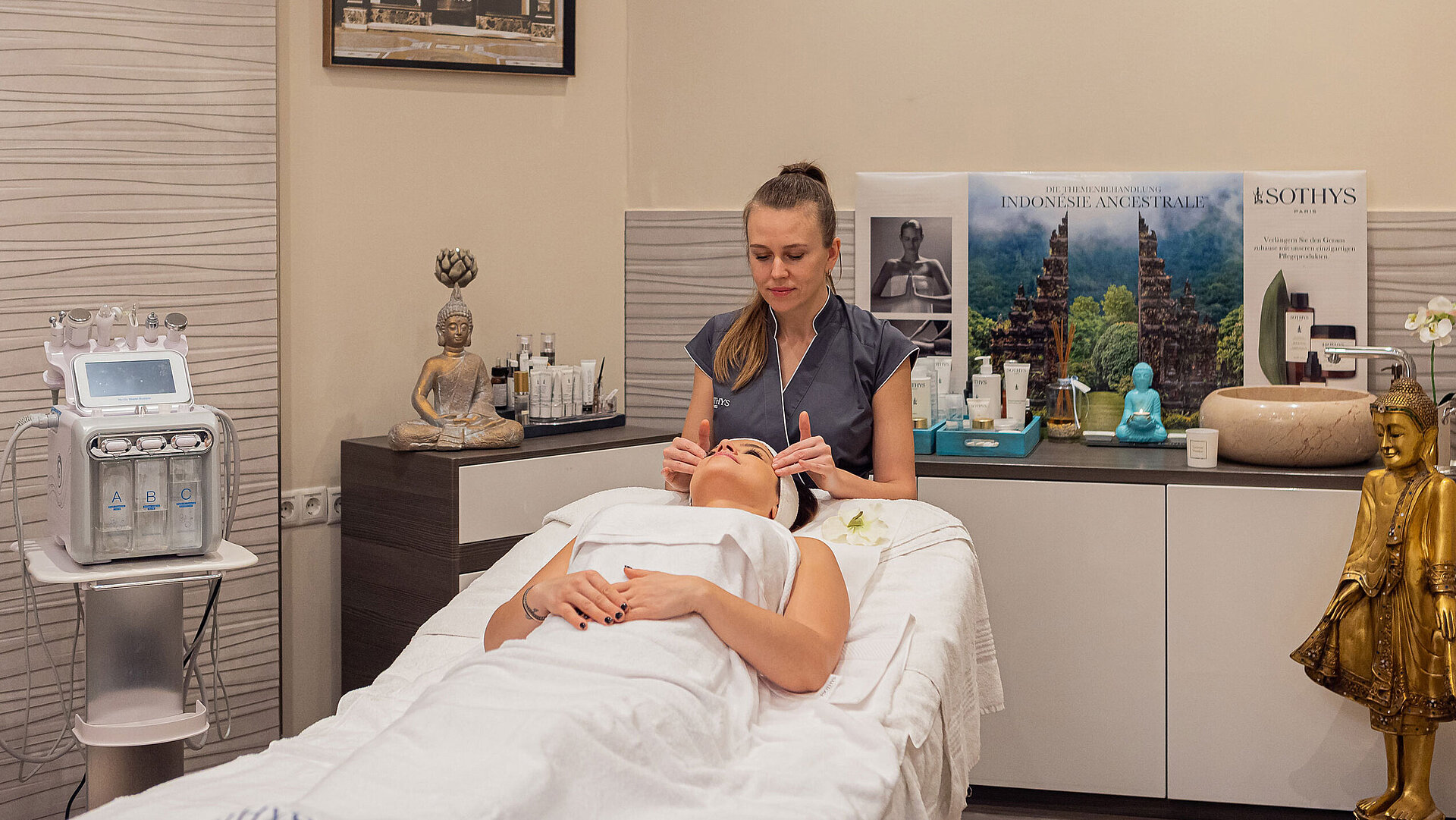 The picture shows a wellness treatment at the Maritim Hotel Bonn, where a woman is receiving a relaxing facial treatment.