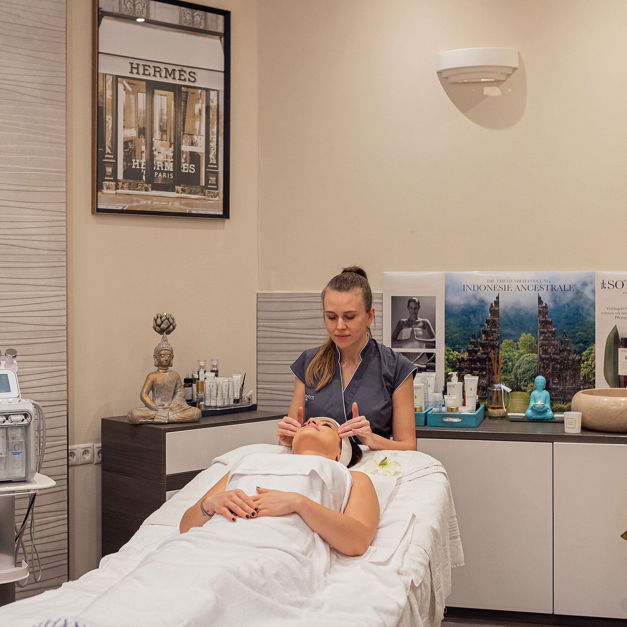 The picture shows a wellness treatment at the Maritim Hotel Bonn, where a woman is receiving a relaxing facial treatment.
