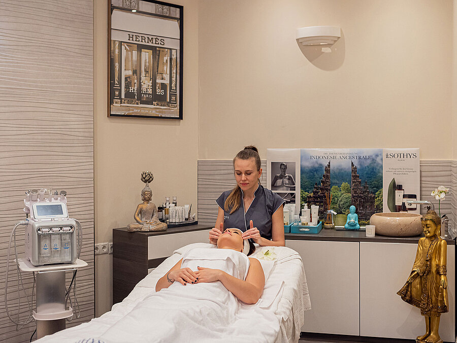 The picture shows a wellness treatment at the Maritim Hotel Bonn, where a woman is receiving a relaxing facial treatment.