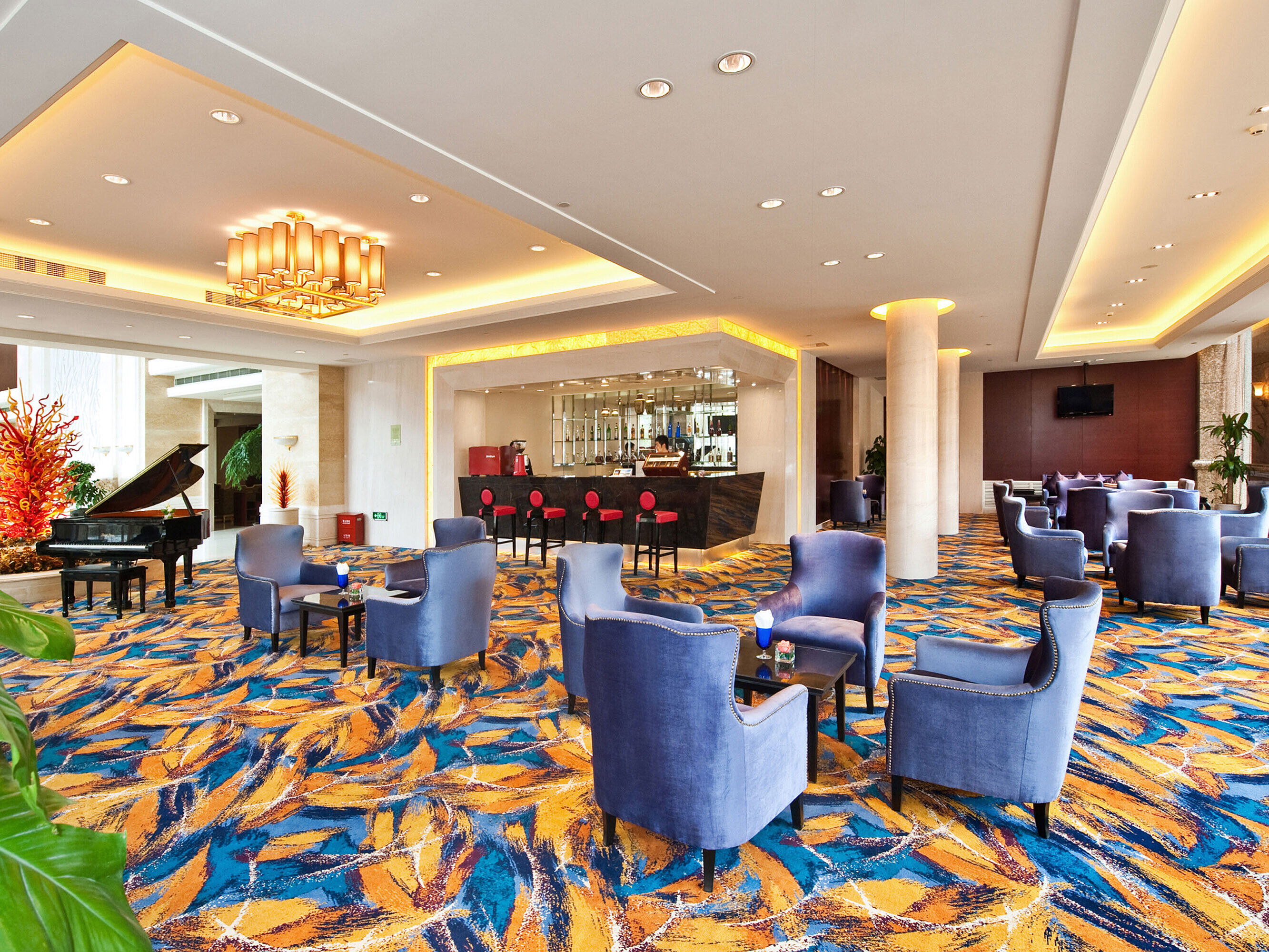優雅的酒店休息廳配備現代化酒吧、舒適的休憩區、鋼琴及時尚燈飾，為您營造放鬆身心的休憩時光