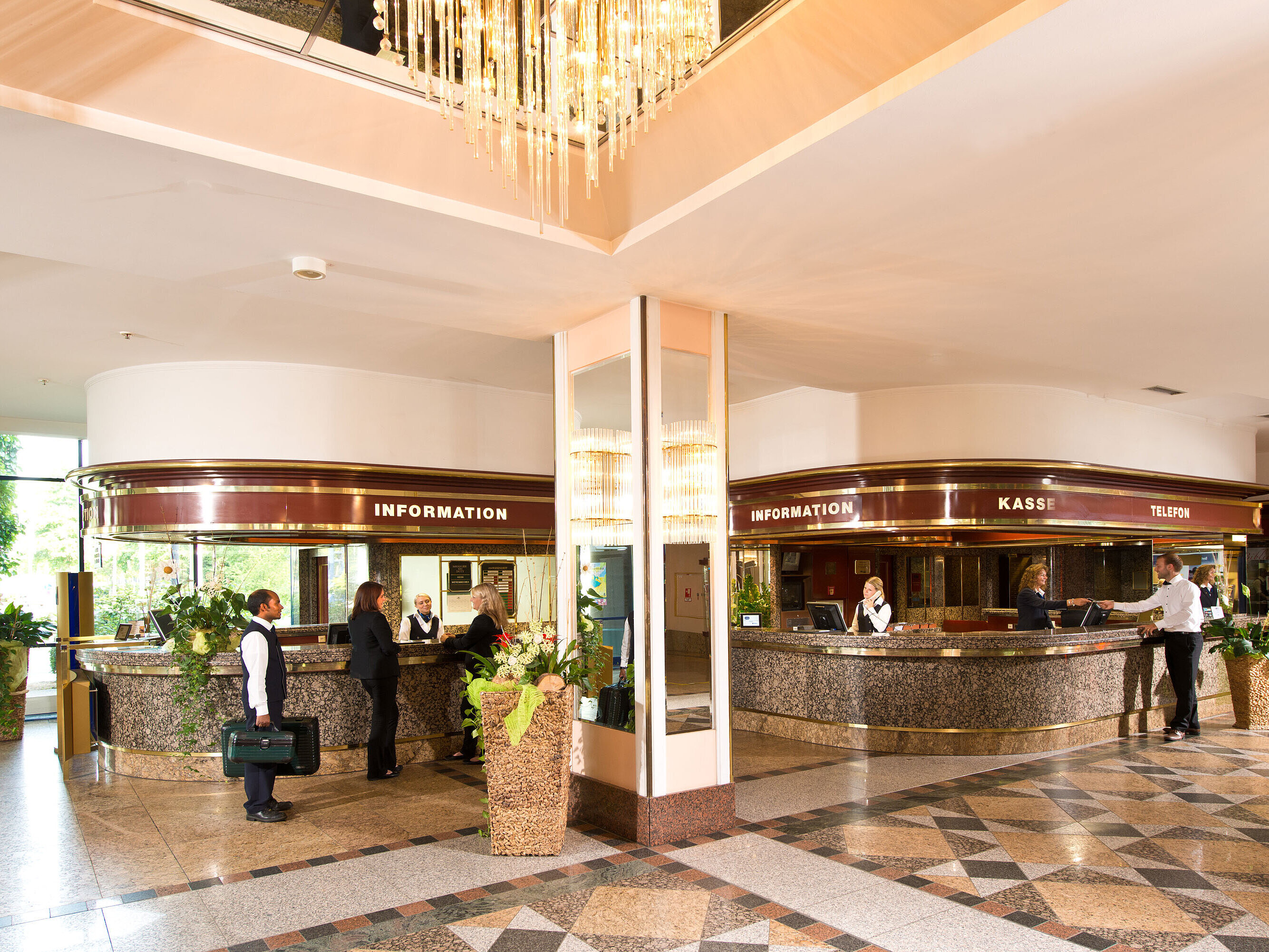 Reception of the Maritim Hotel Bonn with guests and staff.