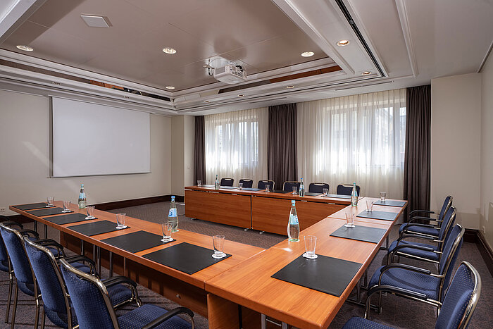 Bright conference room at Maritim Hotel Köln with U-shape seating and projector