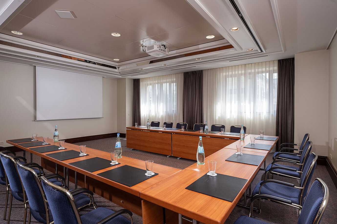 Bright conference room at Maritim Hotel Köln with U-shape seating and projector