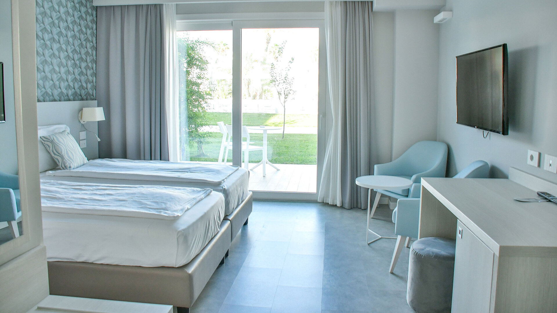 Bright room at Maritim Resort Calabria with terrace and garden view