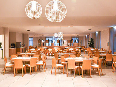 Spacious dining room at Maritim Resort Calabria with elegant lighting and ample seating