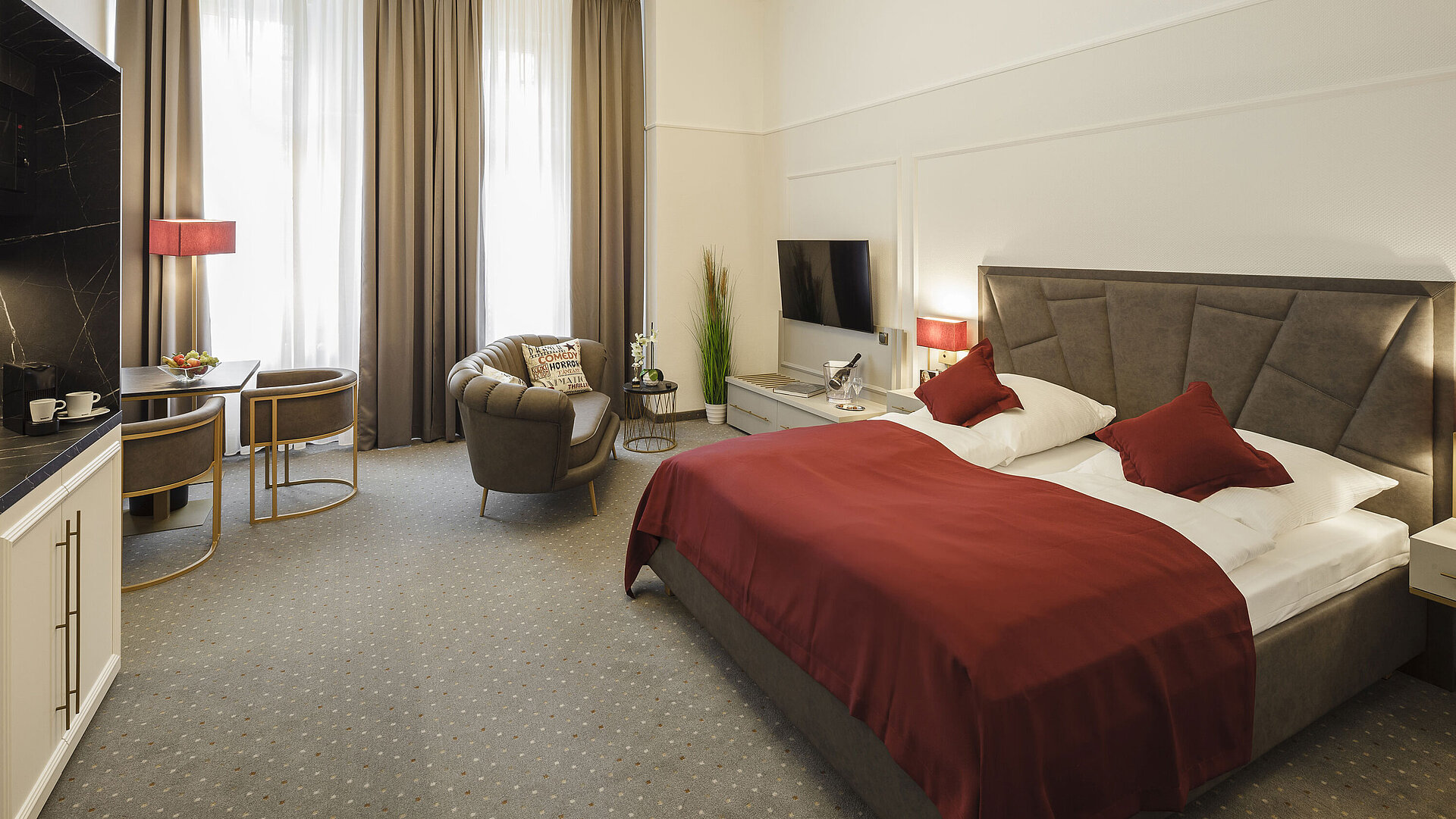 Spacious double room with seating area, TV and daylight at Hansa Hotel Wiesbaden