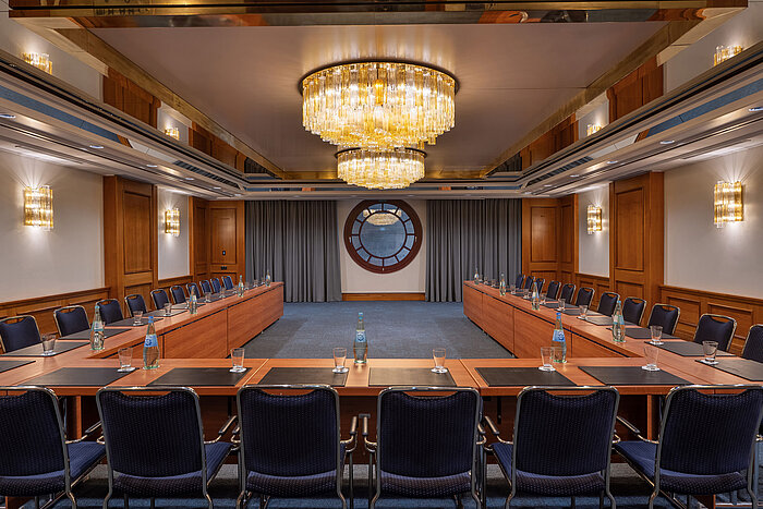 Elegant conference room at Maritim Hotel Köln with chandeliers and U-shape seating