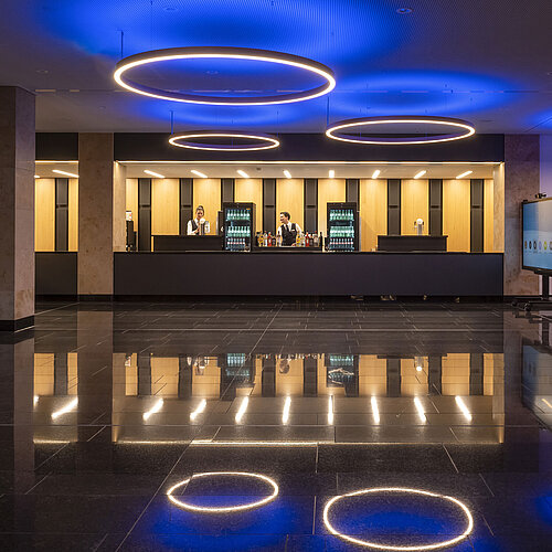 Stylish hotel bar at Maritim Hotel Ingolstadt with modern lighting and friendly service.