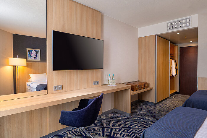 Comfort Twin room Comfort twin room at Maritim Hotel Würzburg with two single beds, desk and modern interior