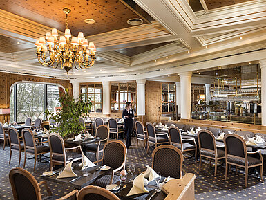 Cosy country-style restaurant with set tables at the Maritim Hotel Ulm