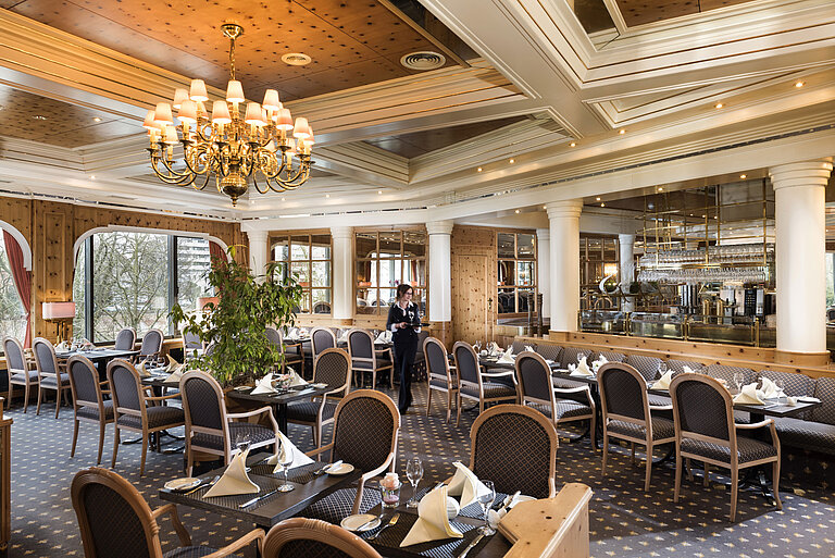 Cosy country-style restaurant with set tables at the Maritim Hotel Ulm