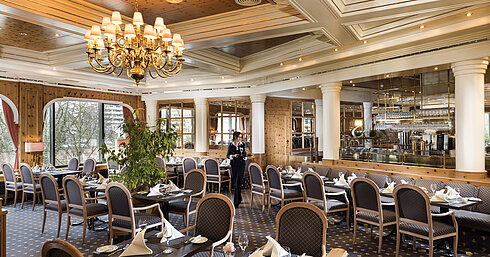 Cosy country-style restaurant with set tables at the Maritim Hotel Ulm